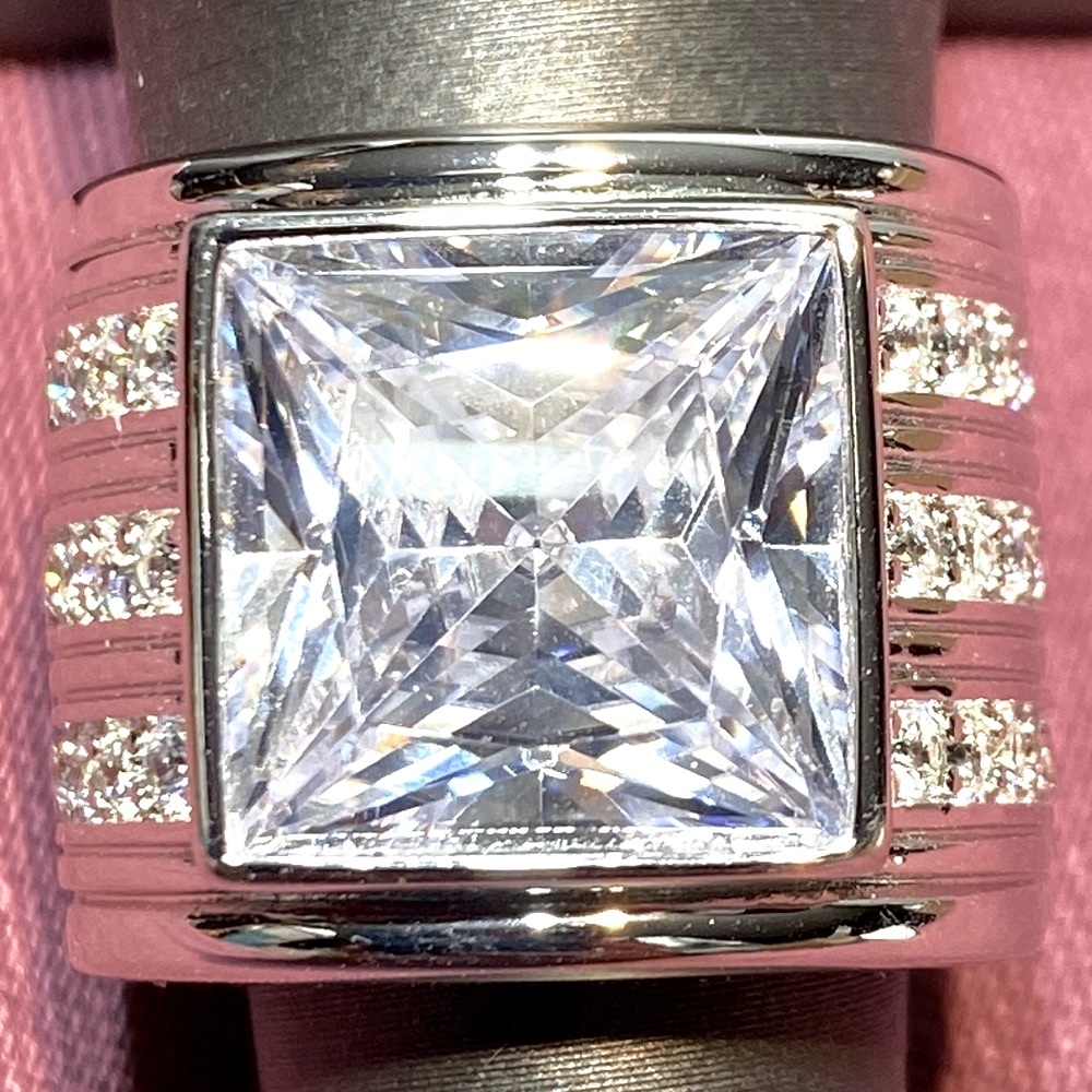 Bella Luce White Diamond Simulant Ring - Picture 3 of 14